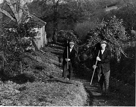George Royal (right) and Fred Hodginson near the later demolished barn in Hogden Lane (Ranmore Archive)