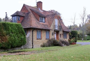 Little Leat Cottage by Sir Edwin Lutyans, similar style to Tigbourne Court Cottage, courtesy Geograph, Stefan Czapski